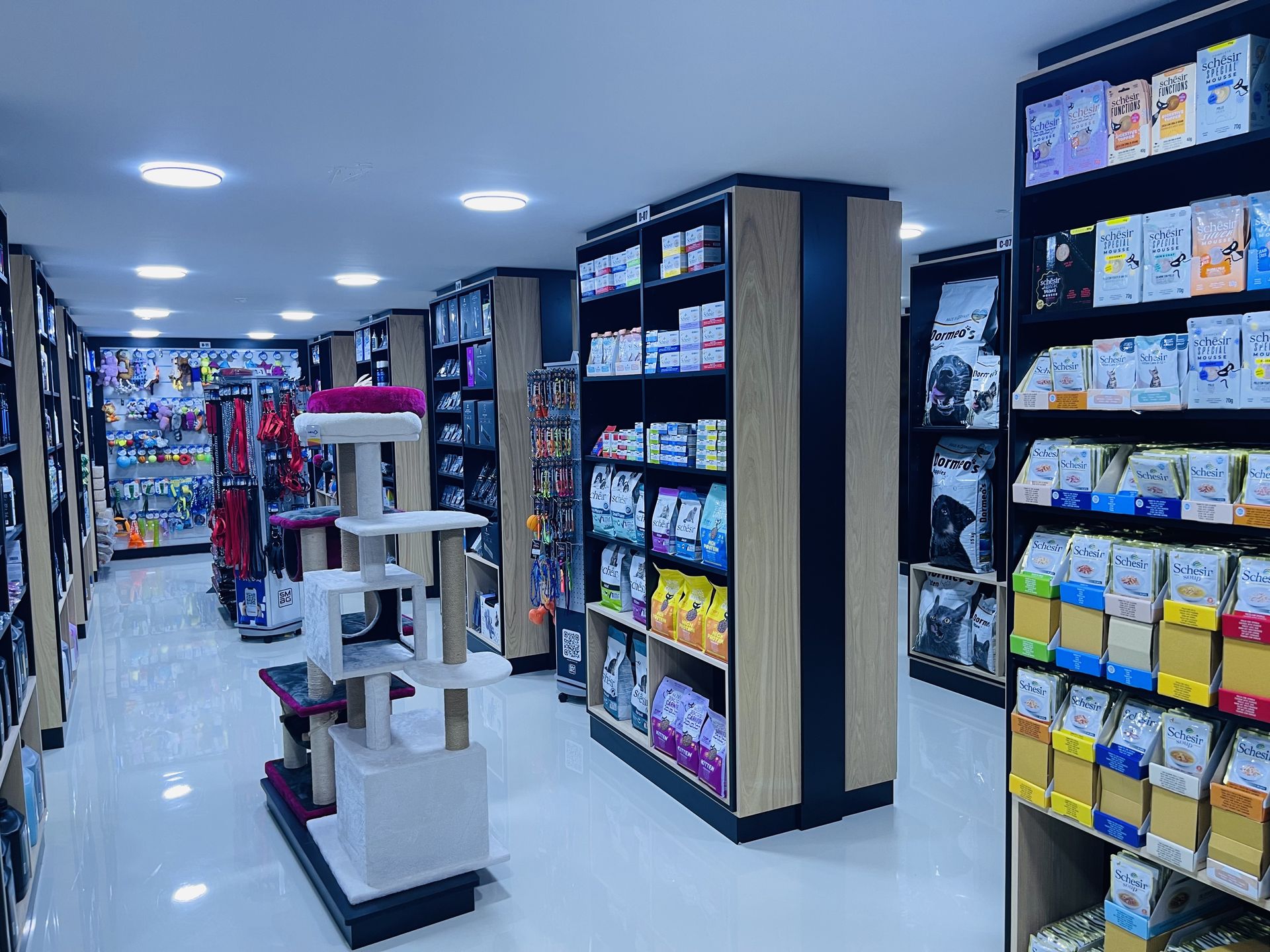 Aisle dedicated to premium cat and dog food at Petsouq UAE, showcasing a comprehensive selection of veterinary and grain-free nutritional brands.