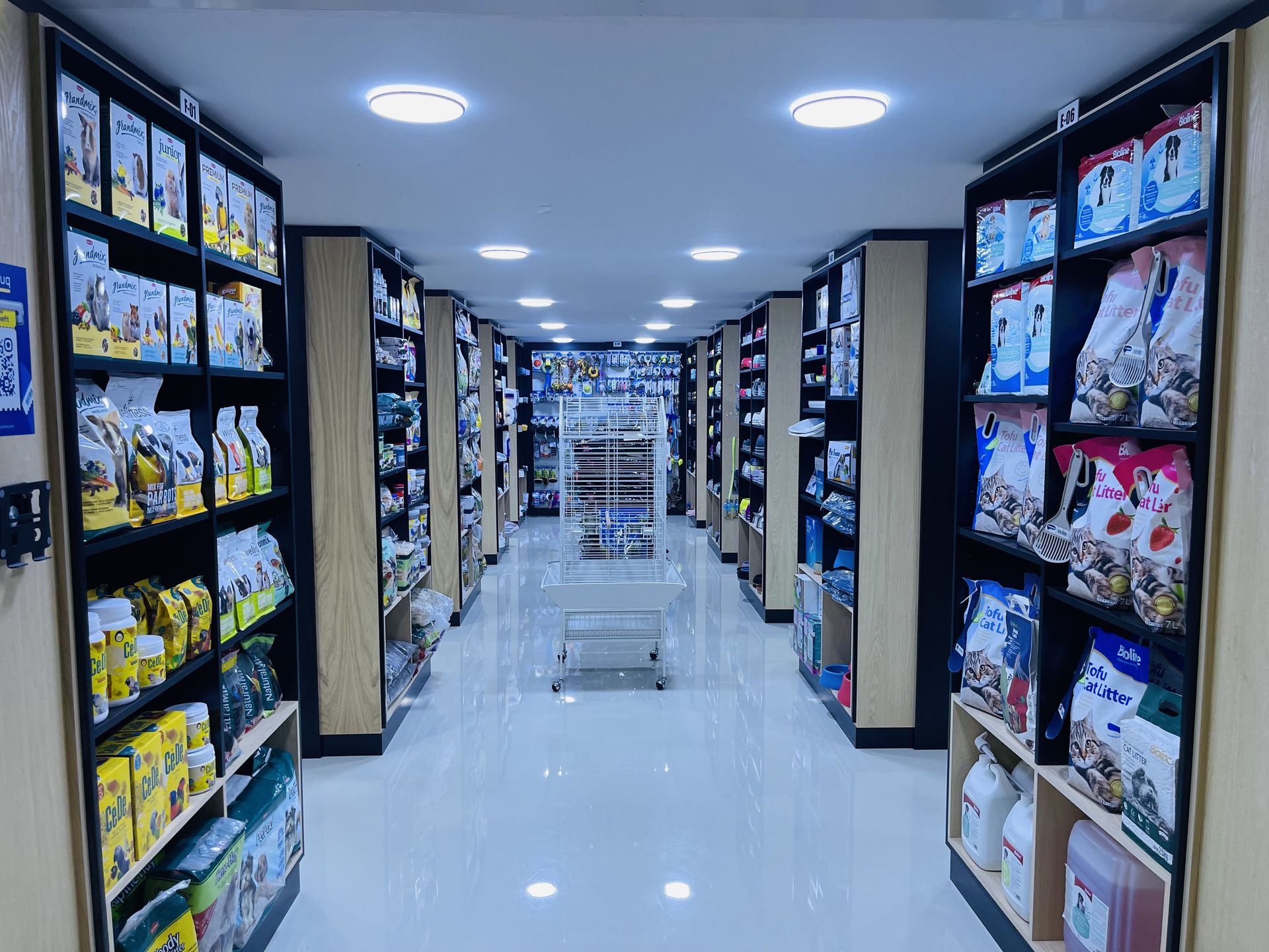 Pet & Aquatic Supplies Display Showroom - Petsouq Online 